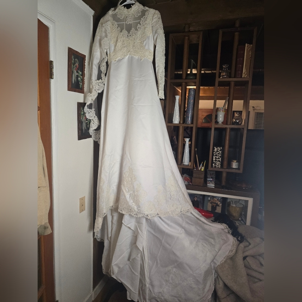 Union Made Vintage Long Sleeve Elegant White Lace Wedding Gown With Veil